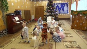 Танец "Зайка серенький сидит" в исполнении детей второй группы раннего возраста №10