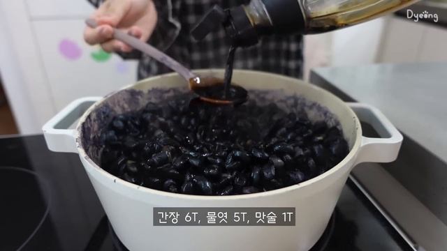 SUB) 어버이날 기념 대용량 반찬 8종류 만드는 자취생? 초간단 밑반찬 레시피ㅣ미역줄기볶음, 연근조림, 검정콩자반, 도라지무침, 애호박볶음, 마늘쫑무침, 과일샐러드, 계란말이 смотреть онлайн