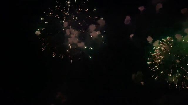 Праздничный салют в честь 76-летия Победы. Лужнецкая набережная. смотреть онлайн