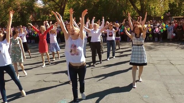 Вот это подарок ВЫПУСКНИКАМ!  FlashMob РОДИТЕЛЕЙ и УЧИТЕЛЕЙ!
