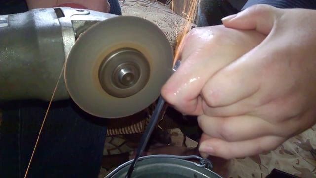 Удаление кольца с пальца при помощи Болгарки! смотреть онлайн