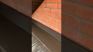 Монтаж планки примыкания в кирпичную стену