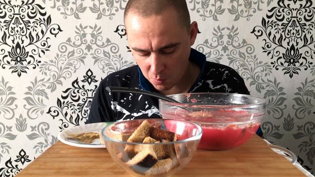 Мукбанг/Mukbang/Борщ на свиных ребрышках/Сало с чесноком и сухариками смотреть онлайн
