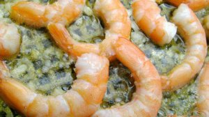 Креветки, обжаренные в оливковом масле с чесноком