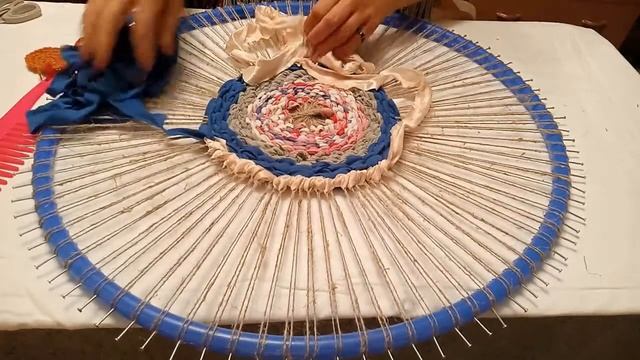 Ткачество по кругу. Коврик из ненужных вещей. Часть 2