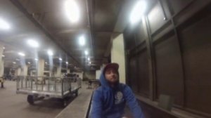 НЕ ПОВТОРЯТЬ!!! Круговая поездка на ленте для багажа в аэропорту!