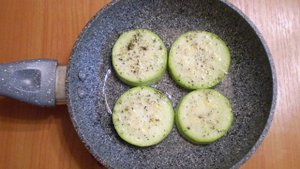 Жареные кабачки кружочками с чесноком