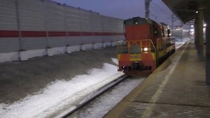 Маневровый тепловоз ЧМЭ3-1659 (ТЧЭ-18) следует маневровым порядком по 5-му пути.