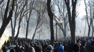 Майдан Начало попытки штурма2 Мариинского парка Бендерами 18.02.2014