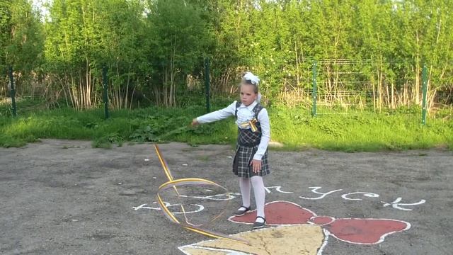 Танец с лентами на празднике "Последнего звонка".( видео состоит из трех частей)