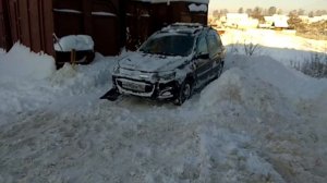 Автомобиль засел в снегу,что делать?Как выбраться на машине из сугроба?замело,занесло авто?Советы.
