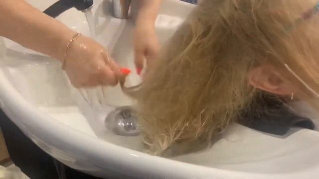 Покрасила волосы в Салоне впервые