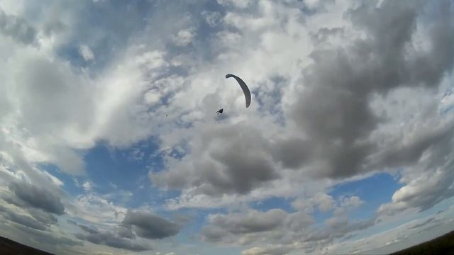 Параплан. 11.08.19 г. Учимся летать на малинке в сильный ветер смотреть онлайн