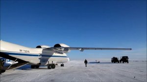 Разгрузка самолета на острове Земля Александры архипелага Земля Франца-Иосифа.