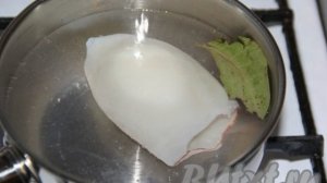 Салат Царский с кальмарами, крабовыми палочками и красной икрой