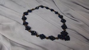 Колье из бисера и кристаллов