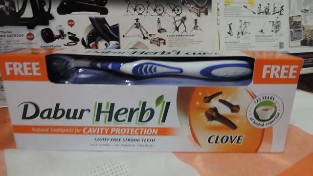 Комплект из заживляющей зубной пасты Дабур Гвоздика Dabur Herbl Clove и зубной щетки. смотреть онлайн