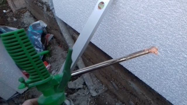 Монтаж пенопласта на клей пену без заморочек и воды.