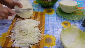 Салат из свежей капусты, зеленого горошка и копченой колбасы