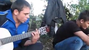 ПАРЕНЬ НЕРЕАЛЬНО ПОЕТ И ИГРАЕТ НА ГИТАРЕ