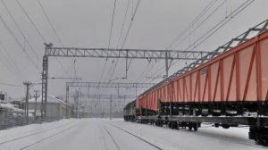 Снегоуборочный поезд в ледяной снегопад (train Dashing Thru the Snow)