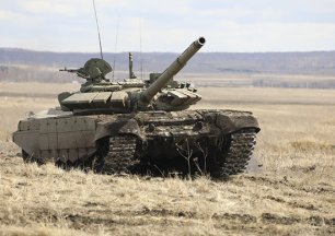 Российские танкисты уничтожают укрепрайоны боевиков под Угледаром