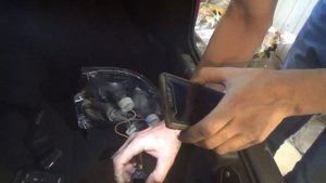 Как снять задний фонарь и поменять все лампы Лада Приора.