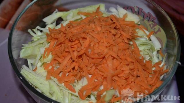 Салат из капусты  с солеными огурцами