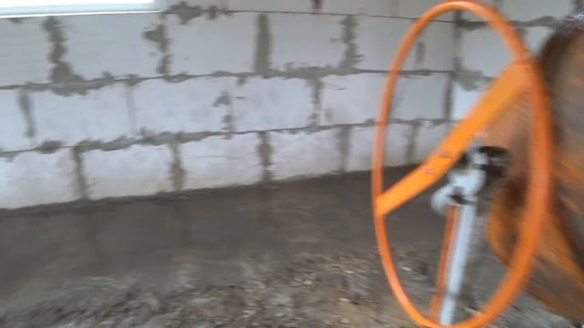 Дом в деревне своими руками. Штукатурка фасада. Бетонная стяжка в гараже