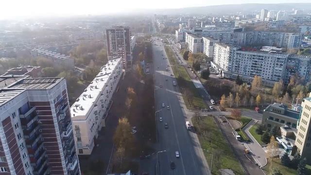 В Новокузнецке гремят крышки колодцев под колесами автомобилей. Сентябрь 2020 г. смотреть онлайн