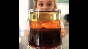 Трехслойная жидкость. Эксперимент с маслом, водой и сиропом.