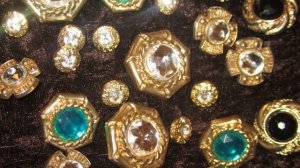 Почему у женщин пуговицы на одежде находятся слева, а у мужчин — справа