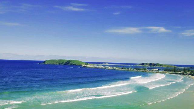 Воспоминания о летнем отдыхе на море. Стоишь на берегу и чувствуешь солёный запах ветра... смотреть онлайн