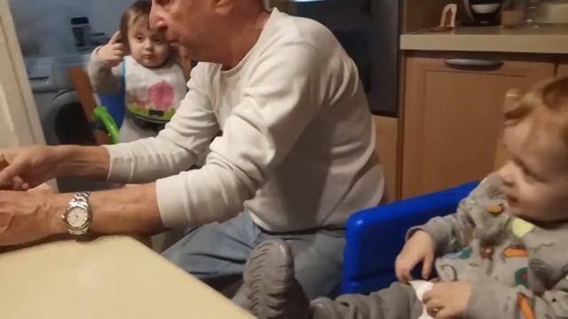 Mia&Liam (1.3) Grandpa plays with kids___Мия и Лиам (1.3) Идёт коза рогатая... смотреть онлайн