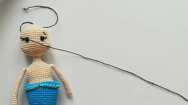 Оформление лица вязаной куклы русалочки / Embroidery eyes and nose for a crocheted mermaid doll смотреть онлайн