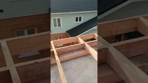 Установка плоской кровли из профлиста с низким уклоном на доме с парапетом.