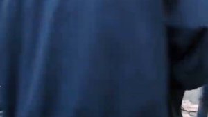 Девушки делают коктейль Молотова для Дома Профсоюзов