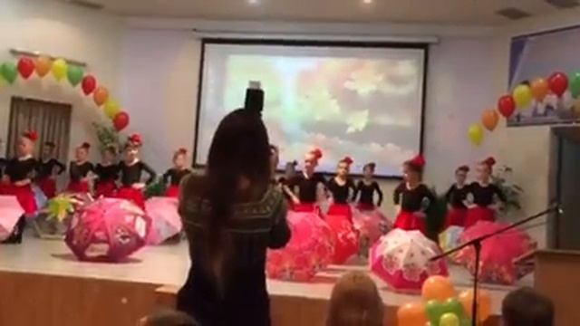 Танец с зонтиками