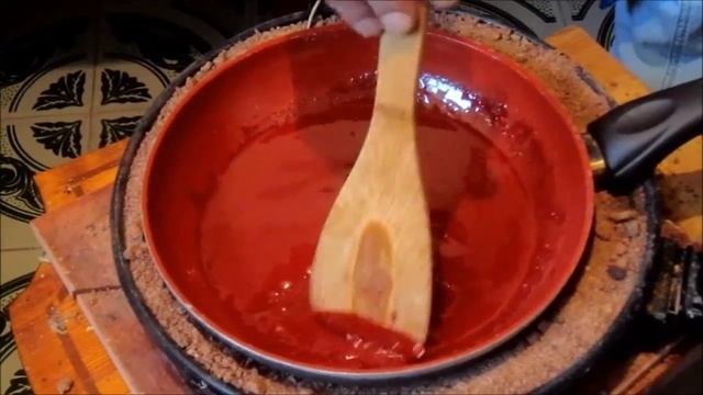 Плавим сорбит с красным оксидом железа, затем добавляем НК кофемольного помола смотреть онлайн