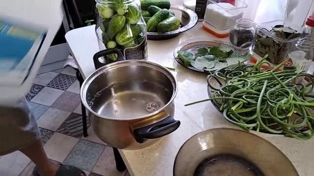 2021 6 25 Маринуем огурцы с чесночными стрелками