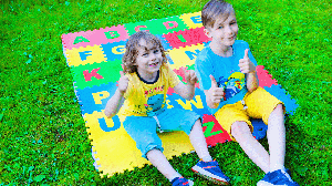 Учим английский алфавит с детьми под песню ABC