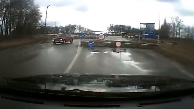 Перекрытие трассы милицией возле Сватово смотреть онлайн