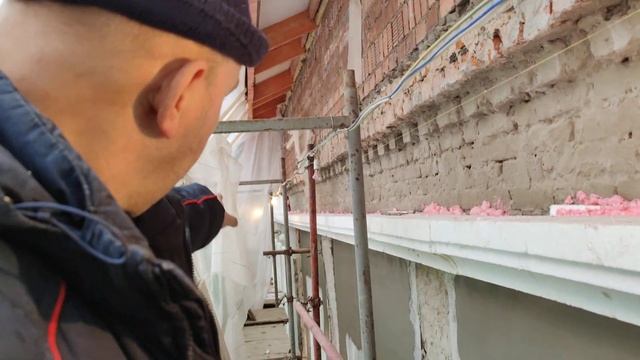 Выравнивание плоскостей фасадов слоями штукатурки Baumit MPA35, декоративные элементы из пенопласта