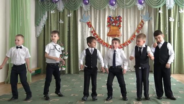 мал по малу привыкал