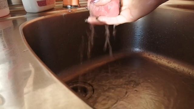 Как вымыть из спонжа  тональное средство !?