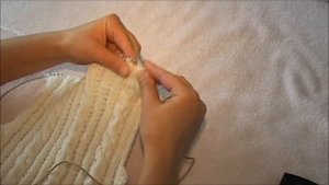 Свитер для ребенка 2,5 -  3 года ( вывязываем горловину и плечи спинки)