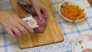 Скумбрия, фаршированная овощами, в духовке