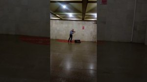 К скрипачу в метро из зрителей присоединилась  девочка