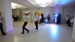 ДРАКА В РЕСТОРАНЕ !!! ОФИЦИАНТЫ УРОНИЛИ СВАДЕБНЫЙ ТОРТ !!! СМОТРЕТЬ ВСЕМ !!!