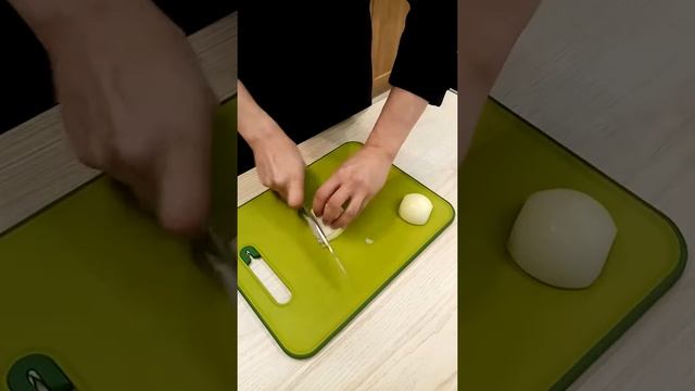 Как легко нарезать лук - совет от шефа смотреть онлайн